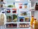 Lebensmittel in den Kühlschrank legen